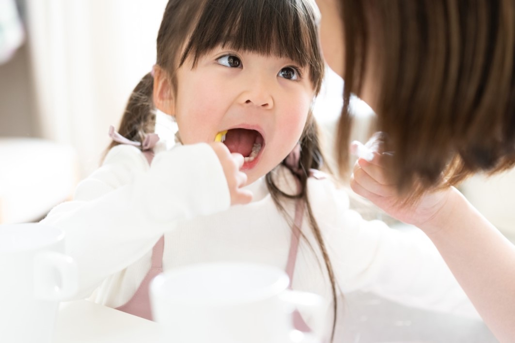 歯磨きをする子供