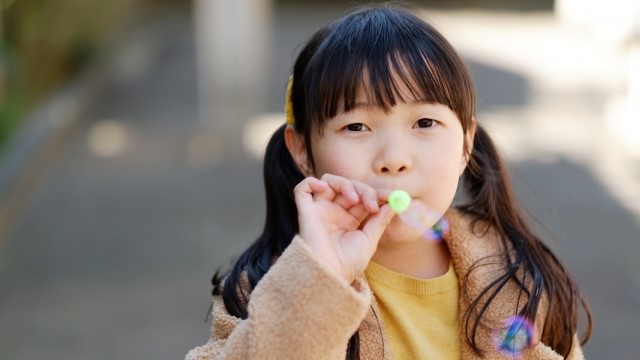 シャボン玉で遊ぶ子供